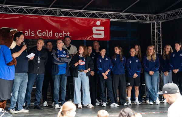 Bild zur Schlagzeile: Arminia Frauenfußballerinnen beim diesjährigen Sennefest