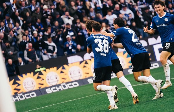 Bild zur Schlagzeile: Rochelt köpft Arminia zum Derbysieg