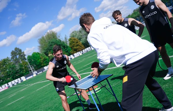 Bild zur Schlagzeile: Tennis trifft auf Fußball